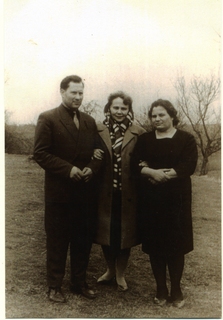Iš kairės Mečislovas Morkūnas,Irena ir išgelbėta Verutė
