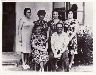 Bronė Gedeikienė ir Juozas Gedeikis (priekyje). Stovi iš kairės: Gedeikių dukterys Milda ir Irena, Sara Raf-Grosmanaitė, Gedeikių duktė Nijolė. 1978