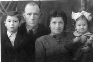 Giršas ir Chana Lopianskiai su sūnumi Jakovu ir dukra Eva, Kaunas, apie 1948 m.