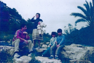 Isgelbetoji+Riva+Levitaite-Bereloviciebe+su+zentu+ir+anukais+Izraelyje