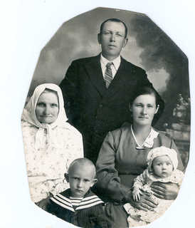 Jonas+ir+Ona+Antanai%c4%8diai+su+savo+vaikais+Antanu+ir+Janina