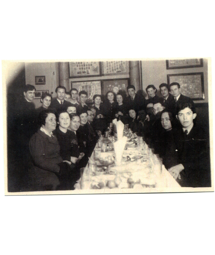 100 days before graduation. Vilnius, 1939. The columned hall on the second floor at Pylimo St. 4, now the meeting hall of the Lithuanian Jewish Community. Graduation portraits can be seen on the back wall. Photocopy.