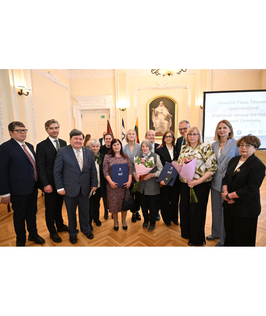 Tado ir Barboros Pocių anūkės Roma Mockienė ir Jadvyga Valutienė bei Antano ir Stanislavos Volskių giminaitė Alina Pranciulienė priėme savo artimųjų apdovanojimus