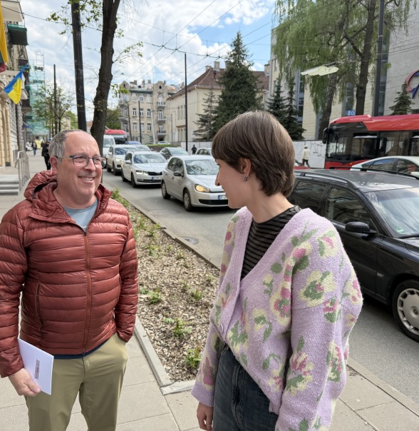 Eric Sandler ir muziejininkė-tyrėja Gintarė Žuravliovaitė