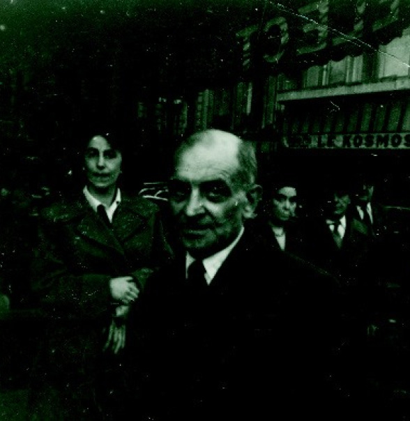 Teodoro Šanio tėvas Meeras Zaidšnuras Paryžiuje. Knygos Becoming Teodor iliustracija