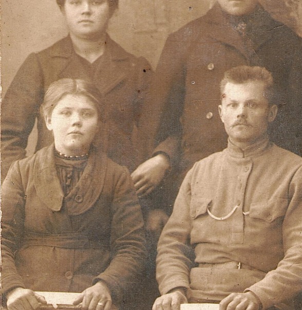 Petras Povilaika ir Ona Povilaikienė (stovi)